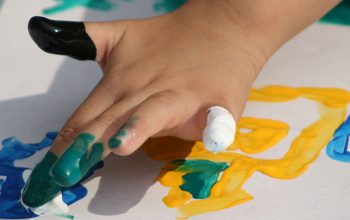 mano-de-niño-pintando-noticia
