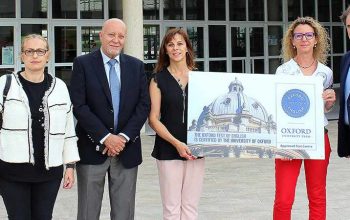 foto de noticia entrega placa centro examinador oxford