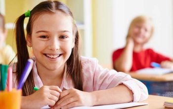 Niña en clase