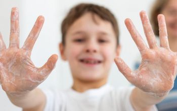 niño-lavandose-las-manos