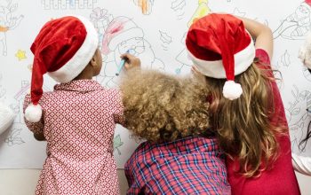 niños-ppintando-decoración-navidad