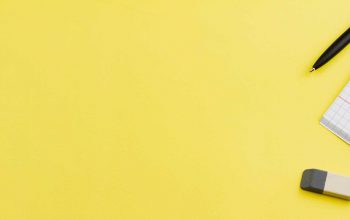 fondo-amarillo-lapices-cuaderno